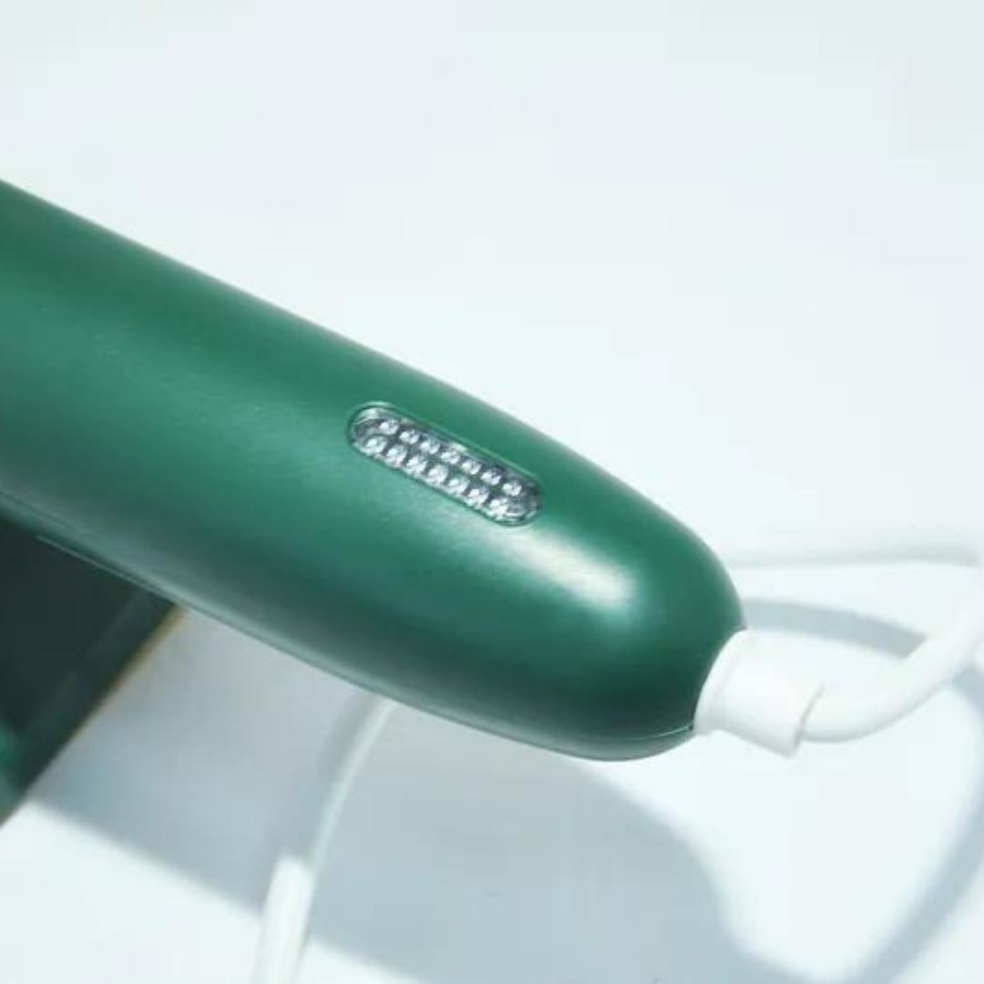 Mini pegla na paru za putovanja